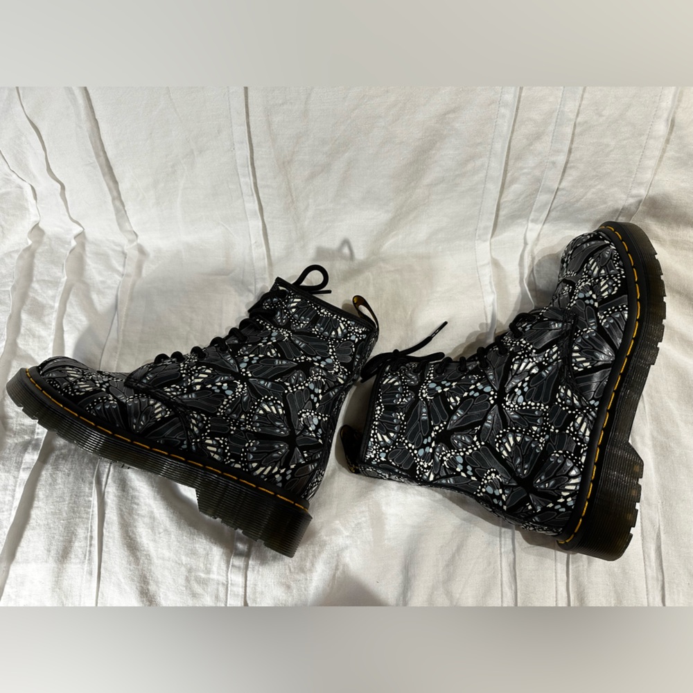 Dr. Martens Women’s 1460 8 Eye Lace Up Butterfly Grey E. H. Suede Boots Sz 6 New - Picture 12 of 15